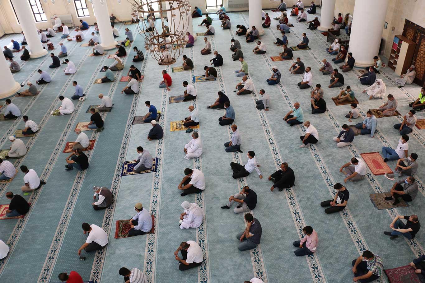 Şanlıurfa’da sosyal mesafeli bir Cuma namazı daha kılındı